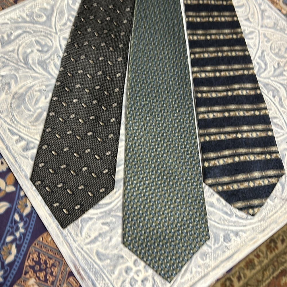 Van-Heusen Silk Men’s Ties (3) Black Blue Gray Cream Neutrals Perfect Condition